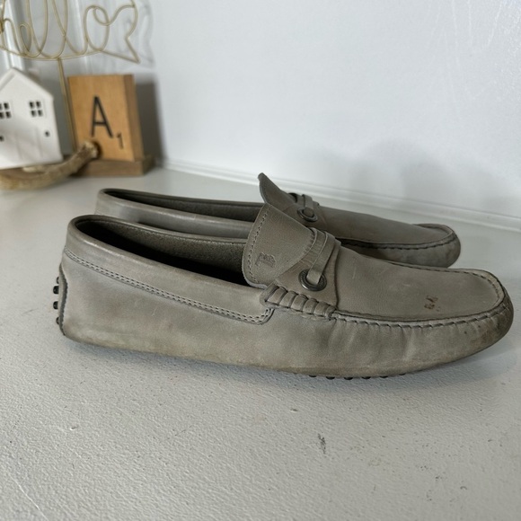 Tod’s Taupe Classic Leather Quiet Luxury Preppy Gommino Loafers –Size 8 (US 9.5)